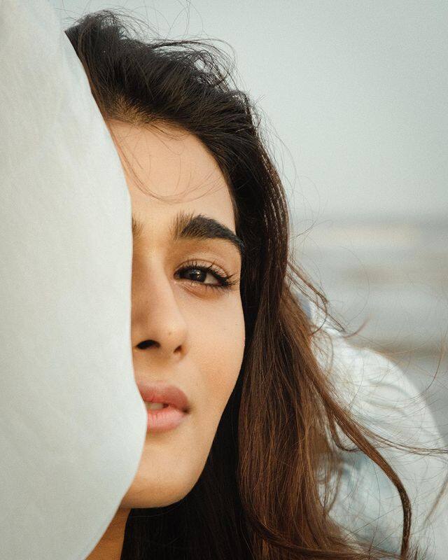 తాజాగా మరికొన్ని ఫొటోలు షేర్ చేసింది.(Photo Courtesy : Shalini Panday Instagram)