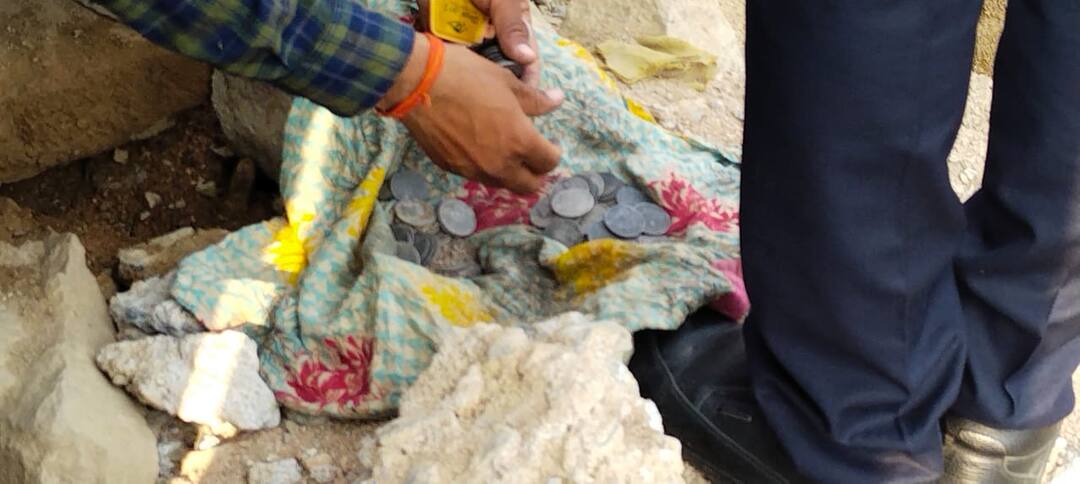 दुर्मीळ ठेवा! झाशी येथे खोदकामात सापडला जुन्या नाण्यांचा खजाना A treasure trove of old coins found in excavations at Jhashi दुर्मीळ ठेवा! झाशी येथे खोदकामात सापडला जुन्या नाण्यांचा खजाना
