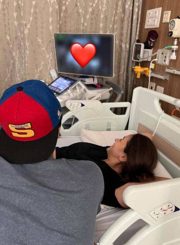 फोटो शेअर करुन आलियानं त्याला, 'आमचं बाळ लवकरच येत आहे', असं कॅप्शन दिलं आहे. आलियानं शेअर केलेल्या फोटोला अनेकांनी कमेंट्स करुन रणबीर आणि आलियाला शुभेच्छा दिल्या आहेत.  (Alia Bhatt/instagram)