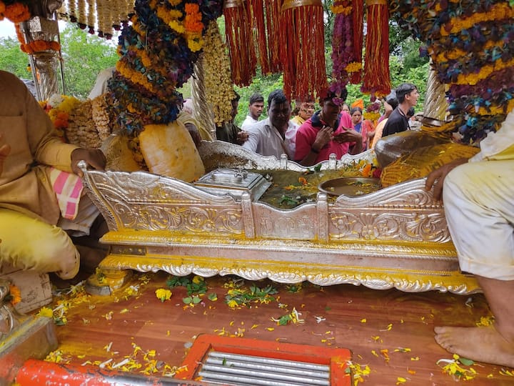 यंदा दोन वर्षांनी वारी होत असल्याने वाल्हेकरांनी पालखीच्या दर्शनासाठी गर्दी केली होती.