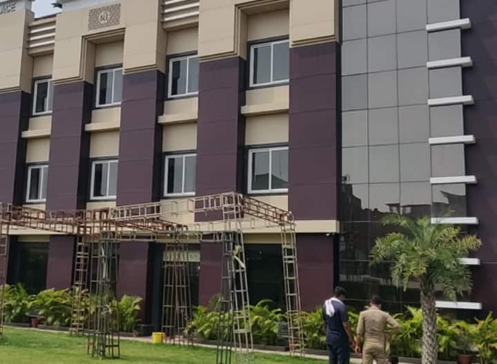 up news farrukhabad Gangster accused BSP leader Anupam Dubey's luxurious hotel seized ann Farrukhabad News: बीएसपी नेता अनुपम दुबे पर कसा पुलिस का शिकंजा, करोड़ों की प्रॉपर्टी हुई कुर्क