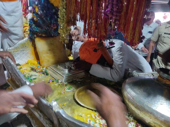 भक्तीभावाने पालखीतील संत ज्ञानेश्वर महाराजांच्या पादुकांवर नतमस्थक झाले.