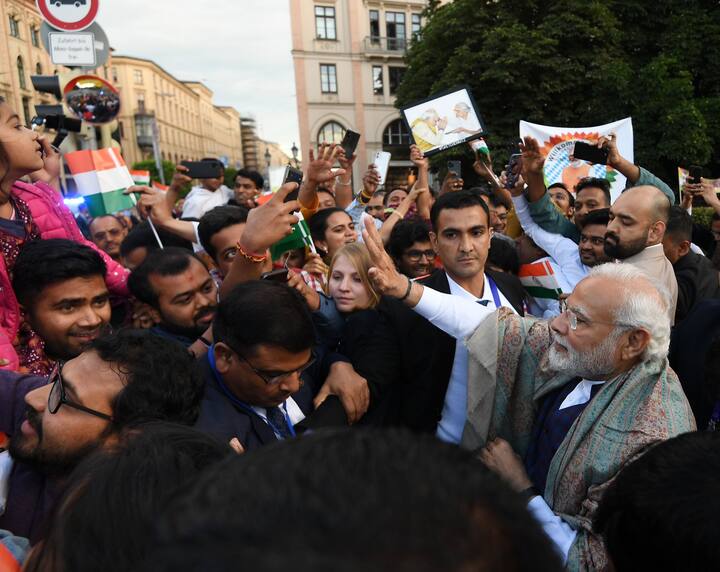 जर्मनी के म्यूनिख में रविवार को बड़ी संख्या में प्रवासी भारतीय प्रधानमंत्री मोदी के स्वागत में उमड़े
