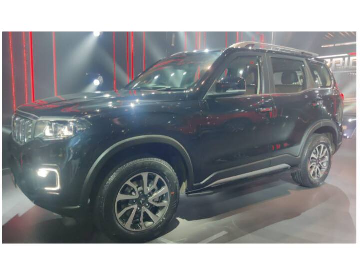 वर्तमान स्कॉर्पियो एन की तुलना में, यह स्कॉर्पियो बड़ी है और एक तराशे हुए बॉडी पैनल व ग्रिल अप-फ्रंट के साथ अधिक प्रीमियम दिख रही है. साथ ही इसमें नया Mahindra SUV लोगो भी दिया गया है, जिसे हमने XUV700 के साथ भी देखा है.