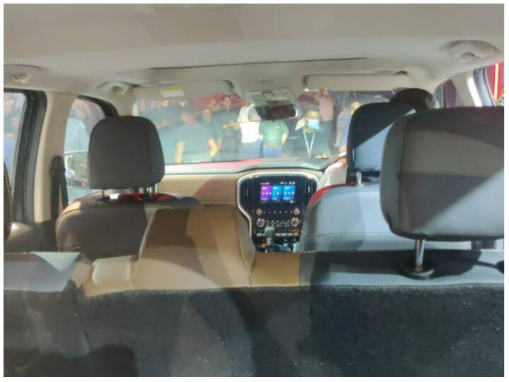 इसे एक नई बॉडी-ऑन-फ्रेम प्लेटफॉर्म पर बनाया गया है जो 2,750 मिमी पर एक लंबा व्हीलबेस लाता है. इसका मतलब यह है कि अब आपको और जगह मिलेगी. नई स्कॉर्पियो एन 6/7 सीटर लेआउट में आएगी, जिसमें एक कैप्टेन सीट होगी. देखा जा रहा है कि इसके डैशबोर्ड के लेआउट में मौजूदा मॉडल की तुलना में बड़ा बदलाव किया गया है और स्कॉर्पियो एन में टैन इंसर्ट के साथ ब्लैक/बेज दिया गया है. इंस्ट्रूमेंट क्लस्टर पार्ट डिजिटल है जिसके बीच में बड़ी स्क्रीन दी गई है.