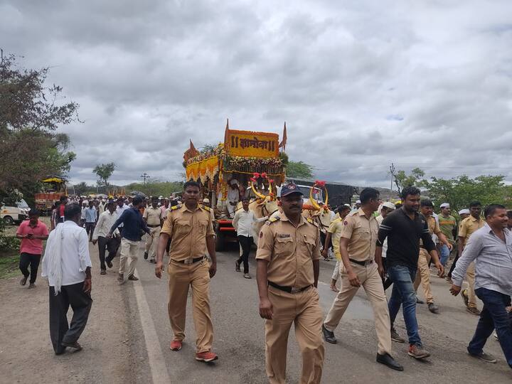 वारीचा आनंद वारकऱ्यांच्या चेहऱ्यावर झळकत आहे.