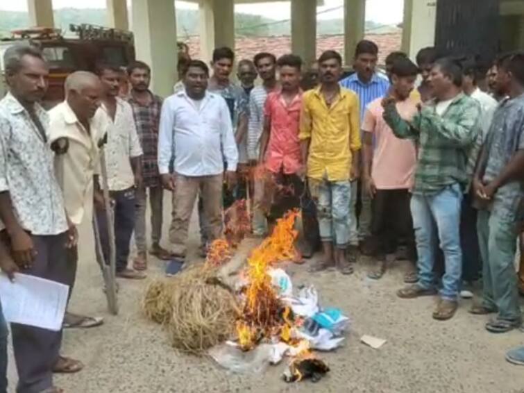 Mahisagar News Sanitation workers of Santrampur municipality in Mahisagar protested with a demand to make it permanent MAHISAGAR : સંતરામપુર નગરપાલિકાના સફાઈ કામદારોએ પરિપત્ર સળગાવી વિરોધ કર્યો, જાણો શું છે મામલો