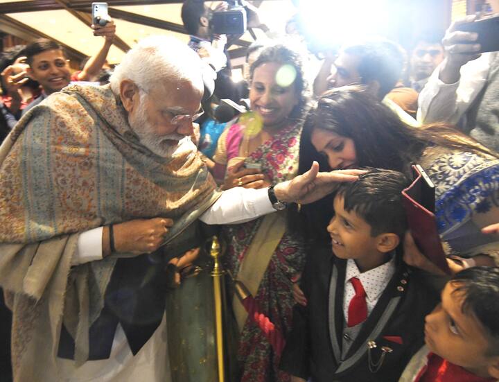 पीएम मोदी से मिलने और उनकी एक झलक पाने के लिए महिलाएं और बच्चे भी बेताब नजर आए