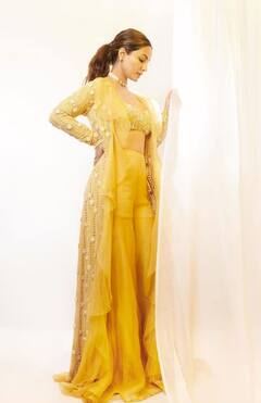 Hina Khan Pics: ਇੰਡੋ ਵੈਸਟਰਨ ਪਹਿਰਾਵੇ 'ਚ ਸੂਰਜ ਦੀਆਂ ਕਿਰਨਾਂ ਵਾਂਗ ਚਮਕ ਰਹੀ ਹਿਨਾ ਖਾਨ