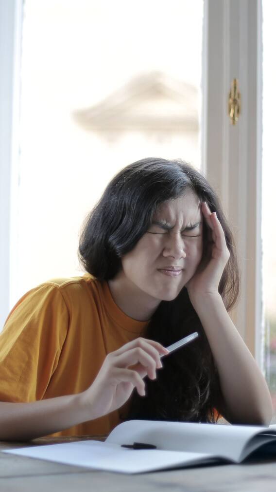 মাইগ্রেনের সমস্যায় এড়িয়ে চলুন এইসব খাবার