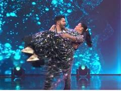 DID Little Masters:  भारती सिंह को गोद में उठाकर किया वरुण धवन ने डांस, वीडियो देख जल उठेगा हर्ष का दिल