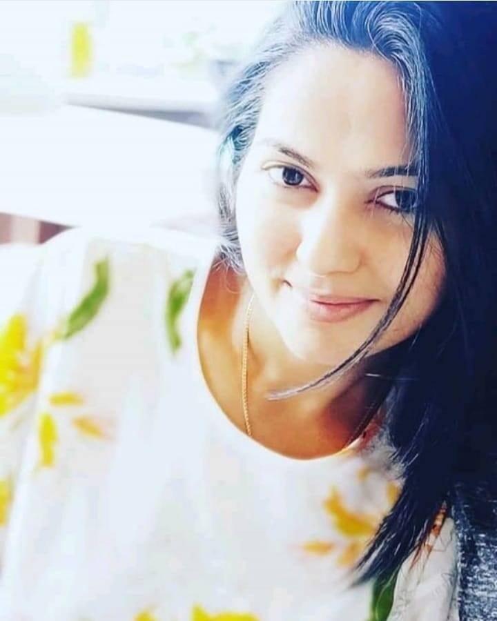 దేవత సీరియల్ లో రుక్మిణిగా బుల్లితెర ప్రేక్షకులను ఆకట్టుకుంటోన్న సుహాసిని నెల్లూరు జిల్లాలో వెంకట రెడ్డి,జ్యోతి దంపతులకు 1983 మే 26 జన్మించింది. 9వ తరగతి నుంచి నటనవైపు అడుగులు వేసింది. చంటిగాడు మూవీ ద్వారా ఇండస్ట్రీకి ఎంట్రీ ఇచ్చింది.