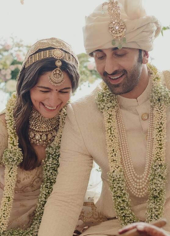 आलियानं शेअर केलेल्या फोटोला तिच्या चाहत्यांनी आणि अनेक सेलिब्रिटींनी कमेंट्स करुन शुभेच्छा दिल्या आहेत. (Alia Bhatt/instagram)