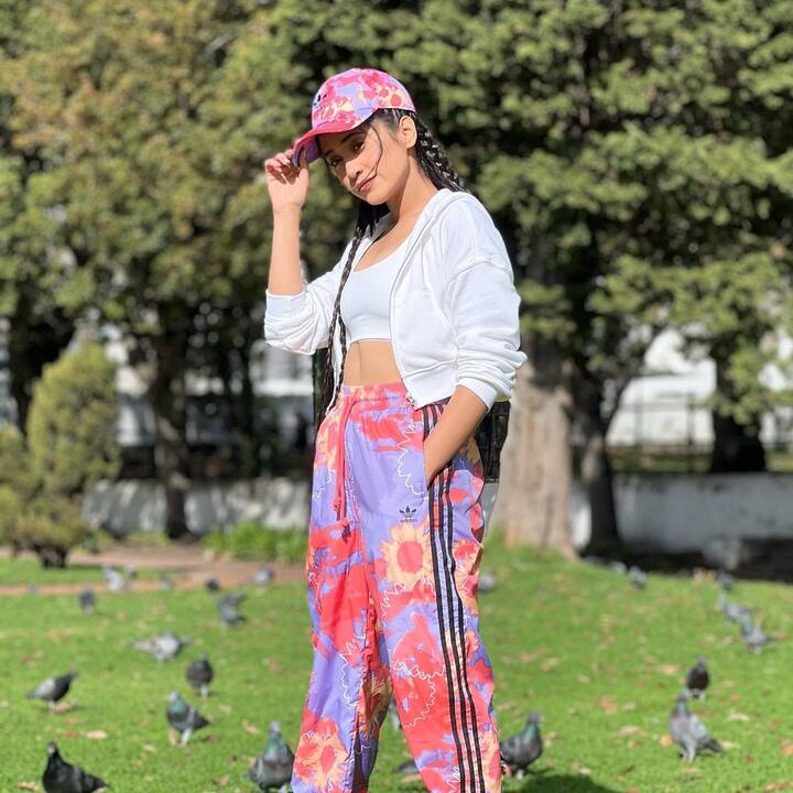 हाल ही में शिवांगी जोशी ने इंस्टाग्राम पर अपनी कुछ तस्वीरें शेयर की हैं. इन तस्वीरों में एक्ट्रेस का बिंदास लुक देखने को मिल रहा है.