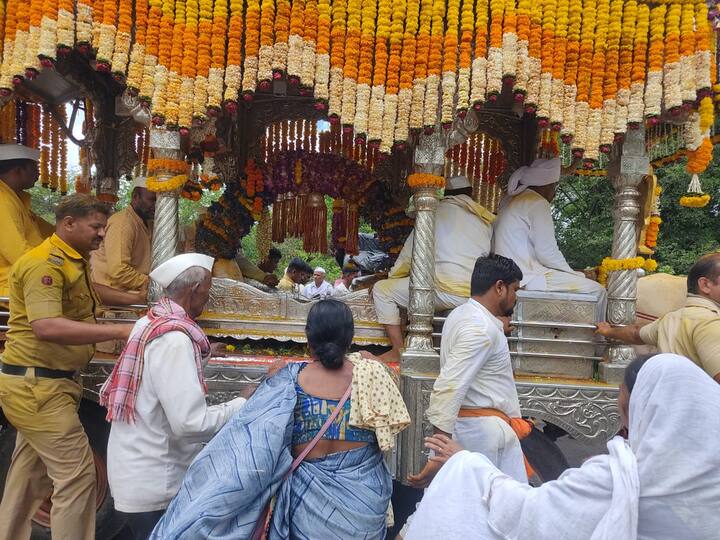 संत ज्ञानेश्वर महाराजांच्या पालखीचा आजचा मुक्काम वाल्हेत आहे.