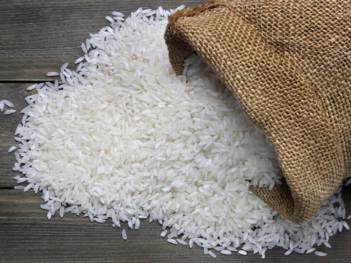 Rice prices jump 10% in just five days on Dhaka duty cuts Rice prices jump : बांगलादेशनं तांदळावरील आयात शुल्क केलं कमी,  भारतीय तांदळाच्या किंमतीत 10 टक्क्यांची वाढ 