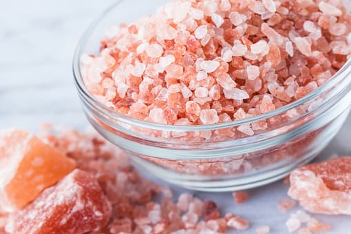 himalayan pink salt sendha namak for blood pressure control benefits of pink salt Blood Pressure Control : ब्लड प्रेशरच्या समस्येवर सैंधव मीठ गुणकारी, रक्तदाब राहील नियंत्रणात