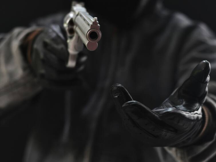 Crime News Robbery in Odhav area of Ahmedabad, 4 robbers stopped the car and looted Rs 15 lakh Crime News  : અમદાવાદના ઓઢવ વિસ્તારમાં ફરી લૂંટની ઘટના, 4 લૂંટારૂઓએ કારને રોકી 15 લાખની લૂંટ કરી