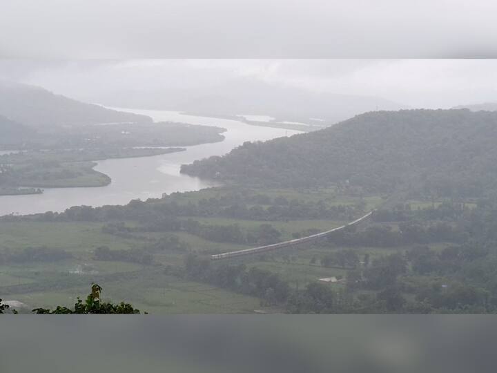 रिमझिम पावसात सह्याद्रीच्या कडेकपारीतून वाहणारी वाशिष्टी आणि मध्येच धावणारी रेल्वे