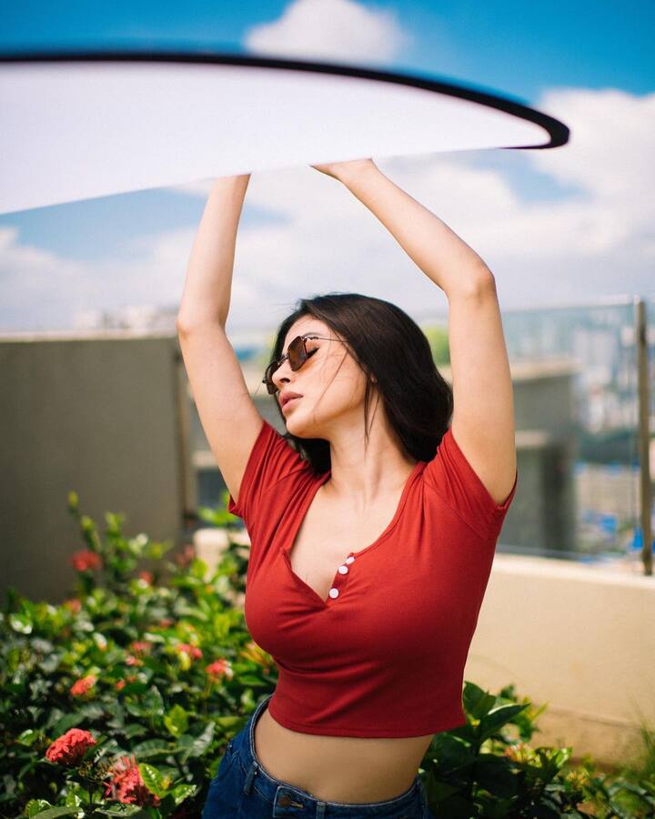 मौनी रॉय तिच्या प्रोजेक्ट्सपेक्षा तिच्या बोल्ड लूक आणि ग्लॅमरस लूकमुळेही खूप चर्चेत आहे. (photo: imouniroy/IG)