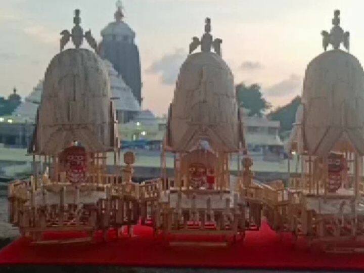 ओडिशा : पुरी येथील सास्वत रंजन साहू या कलाकाराने माचिसच्या काड्यांसह भगवान जगन्नाथ, बलभद्र आणि सुभद्रा यांची लघुचित्रे बनवली आहेत. (pc - @ANI)