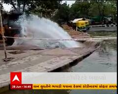 ગાંધીનગરમાં ખાડામાં ડૂબતા યુવાનને કોર્પોરેટરે બચાવ્યો, જુઓ વિડીયો