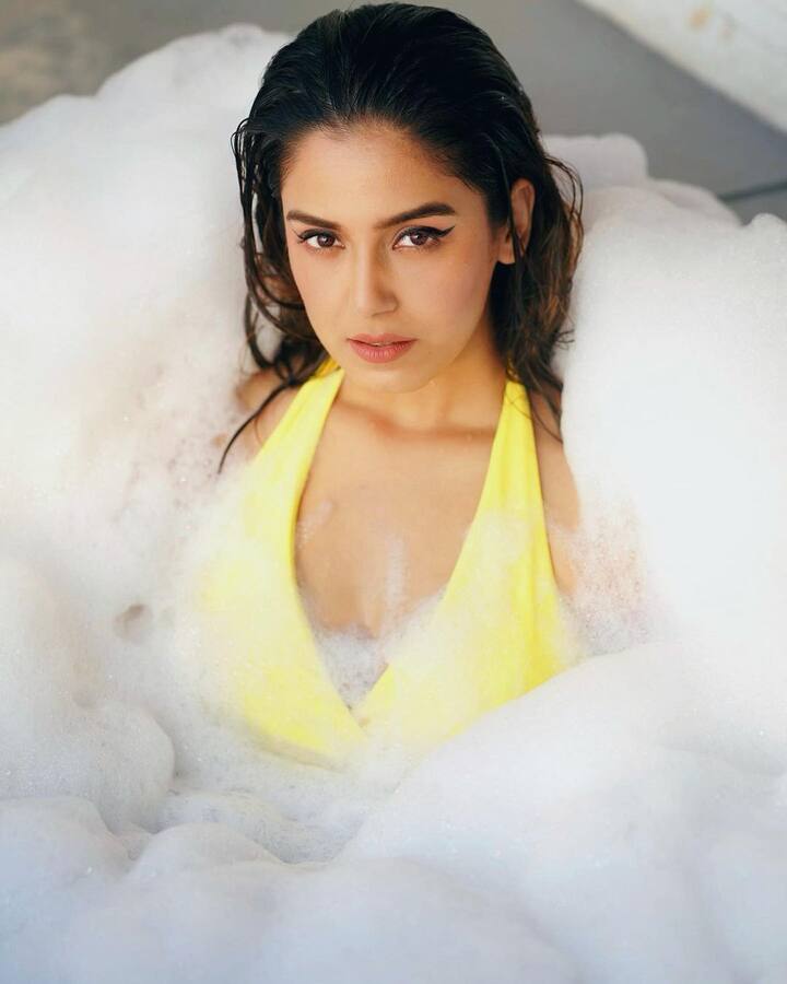 छोटे पर्दे की ‘बहू’ सृष्टि रोडे (Srishty Rode) टिनसेल टाउन की ग्लैमरस एक्ट्रेसेस में से एक हैं. वह आए दिन अपनी ग्लैमरस तस्वीरें शेयर करती रहती हैं.