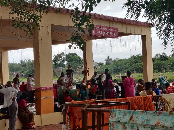 वाल्हे गावी मुक्कामी असलेल्या माऊलींच्या पालखीने सकाळीच लोणंदच्या दिशेने प्रस्थन ठेवलं आज निरामधील दत्त घाटावर माऊलींच्या पालखी सोहळ्याचे जंगी स्वागत केलं जातं