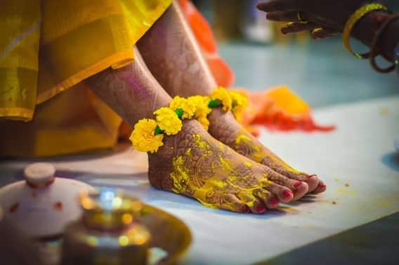 Hindu Marriage Rituals : लग्नाआधी वधू-वरांना हळद का लावली जाते, जाणून घ्या धार्मिक कारणे Hindu Marriage Rituals : लग्नाआधी वधू-वरांना हळद का लावली जाते, जाणून घ्या धार्मिक कारणे