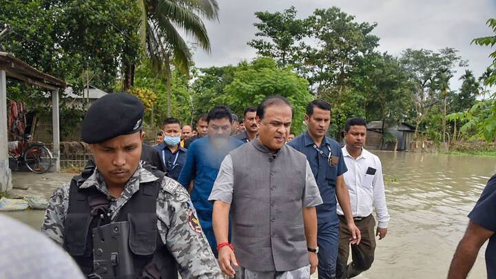 ধীরে ধীরে পরিস্থিতি ভালো হচ্ছে। কিন্তু বন্যা ও ধসের জেরে মঙ্গলবারও ৫ জনের মৃত্যু হয়েছে অসমে। সরেজমিন সবটাই দেখেছেন মুখ্যমন্ত্রী হিমন্ত বিশ্বশর্মা।