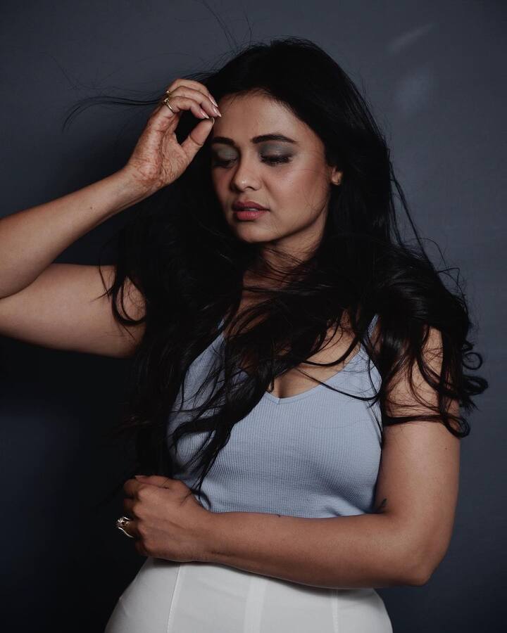 प्रार्थनानं नुकतेच तिच्या ग्लॅमरस लूकमधील फोटो शेअर केले आहेत.  (Prarthana Behere/Instagram)