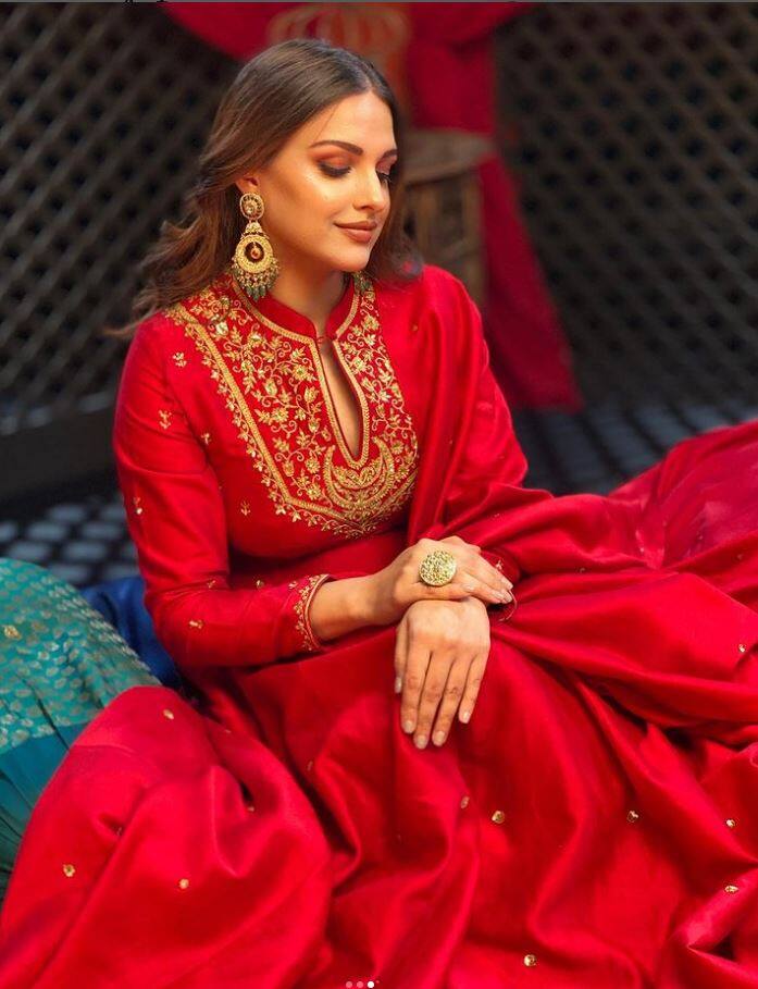 તે દરરોજ તેના ફોટા અને વીડિયો શેર કરીને લોકોનું ધ્યાન ખેંચે છે. હવે હિમાંશી તેના લેટેસ્ટ ફોટોશૂટને કારણે ફરી એકવાર ચર્ચામાં આવી છે.