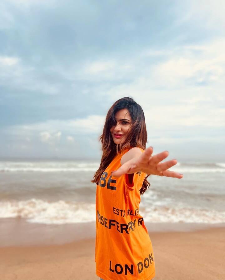 బిగ్ బాస్ స్నేహితులతో సముద్రం ఒడ్డున బీచ్ లో కూడా హల్ చల్ చేసింది. -Image Credit:Ashu Reddy/Instagram