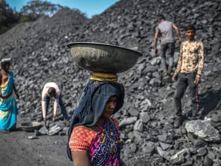 Coal smuggling gang busted again, 4,400 kg of coal and several motorbikes seized Birbhum: ফের কয়লা পাচারচক্রের পর্দাফাঁস, অভিযান চালিয়ে আটক ৪,৪০০ কেজি কয়লা ও একাধিক মোটরবাইক