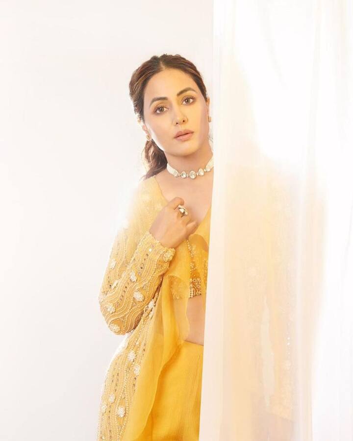 हिना खानचा लूक सध्या खूप चर्चेत आहे. सोशल मीडियावर अभिनेत्री जवळपास दररोज तिच्या नवीन लूकची झलक दाखवत असते. आता पुन्हा एकदा हिनाचा नवा लूक चांगलाच व्हायरल होत आहे. (photo:realhinakhan/ig)