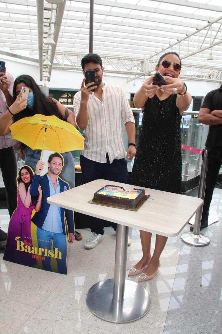 इस दौरान वो पैपराजी को भी केक खिलाती नजर आईं. यहां बता दें कि जैस्मिन का ये जन्मदिन बेहद खास इसलिए भी है कि वो अपने बॉयफ्रेंड अली गोनी के साथ इसे मना रही हैं.