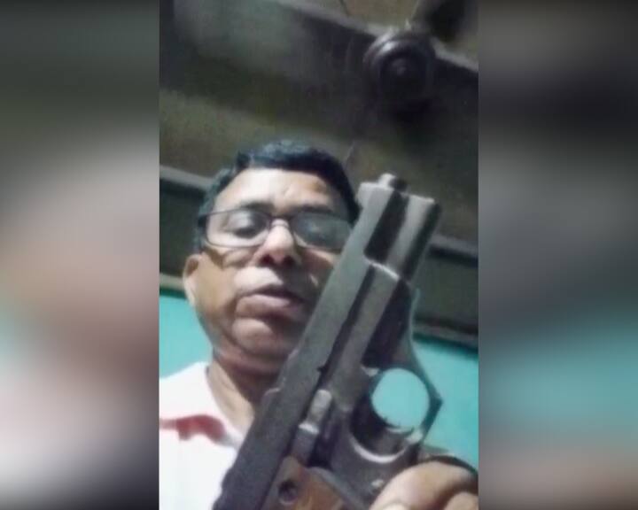 Malda man threatening police with bombs and revolver apparently wants his estranged wife back Malda News: 'দাদা, বউ এনে দাও', বোমা, রিভলভার নিয়ে ফেসবুকে হুমকি পুলিশকে, গ্রেফতার মালদার বাসিন্দা