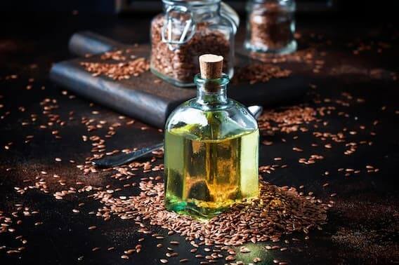 કોલેસ્ટ્રોલમાં અળસીના તેલનું સેવન કરી શકાય છે. તે તદ્દન ફાયદાકારક છે. (ફોટો - ફ્રીપિક)