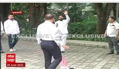 Eknath Shinde रॅडिसन हॉटेलबाहेर येऊन उद्धव ठाकरेंना चॅलेंज, संपर्कात असणाऱ्यांची नावे सांगावी