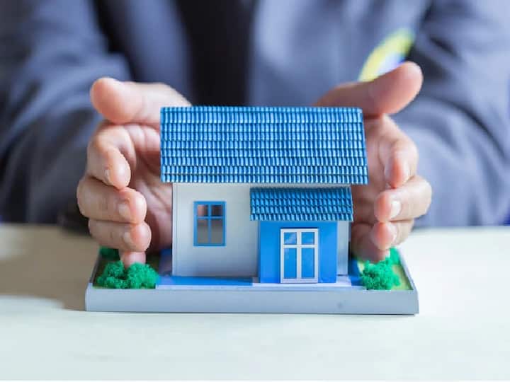 बता दें कि जिन लोगों का क्रेडिट स्कोर (Credit Score) अच्छा होता है और उनकी सैलरी या इनकम बेहतर होती है उन्हें आसानी से प्री-अप्रूव्ड लोन मिल जाता है. इससे बैंक के पैसे डूबने की संभावना कम होता है लेकिन, कई बार देखा गया है कि सही तरीके से प्री-अप्रूव्ड लोन ऑफर न चेक करने के कारण लोगों को बड़ा नुकसान हो जाता है. ऐसे में आप प्री-अप्रूव्ड लोन ऑफर में कुछ बातें का खास ख्याल रखें.(PC: Freepik)