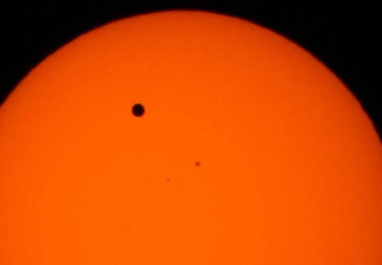 சூரியனின் பாதையில் தென்பட்ட வெள்ளிக் கிரகம்.. நாசா பகிர்ந்துள்ள பழைய படம்.. ஏன் இது முக்கியம்? Venus transit around Sun an old photo shared by NASA in its Instagram page சூரியனின் பாதையில் தென்பட்ட வெள்ளிக் கிரகம்.. நாசா பகிர்ந்துள்ள பழைய படம்.. ஏன் இது முக்கியம்?