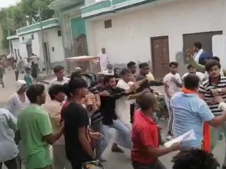 Amroha News: अमरोहा में राशन डीलर के साथ की गई मारपीट का वीडियो सोशल मीडिया पर वायरल, जानें- क्या है मामला Amroha News Video of assault with ration dealer goes viral on social media ANN Amroha News: अमरोहा में राशन डीलर के साथ की गई मारपीट का वीडियो सोशल मीडिया पर वायरल, जानें- क्या है मामला