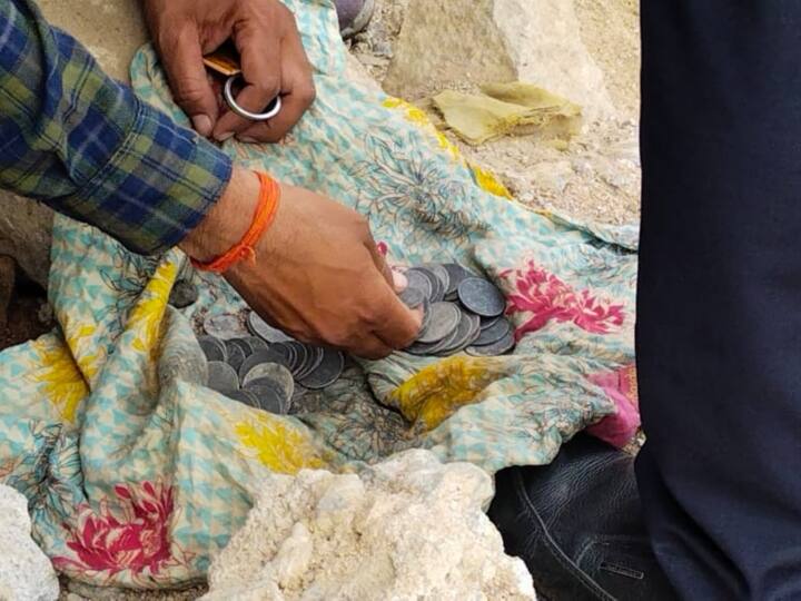 Jhansi Uttar Pradesh huge amount of old coins found during pipeline laying in Sukhnai river ANN Jhansi News: खुदाई के दौरान नदी में मिला खजाना तो मची लूट, अब पता करने के लिए किया जाएगा ये काम