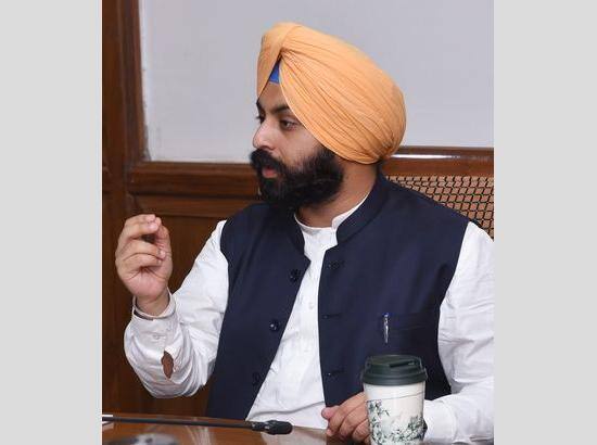 ਰੂਪਨਗਰ ਦੇ ਐਕਸੀਅਨ ਖਣਨ 'ਤੇ ਐਕਸ਼ਨ, ਮਾਈਨਿੰਗ ਮੰਤਰੀ ਹਰਜੋਤ ਬੈਂਸ ਦੇ ਹੁਕਮਾਂ 'ਤੇ ਸਸਪੈਂਡ ਰੂਪਨਗਰ ਦੇ ਐਕਸੀਅਨ ਖਣਨ 'ਤੇ ਐਕਸ਼ਨ, ਮਾਈਨਿੰਗ ਮੰਤਰੀ ਹਰਜੋਤ ਬੈਂਸ ਦੇ ਹੁਕਮਾਂ 'ਤੇ ਸਸਪੈਂਡ