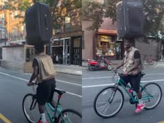 Cycle Stunt: पैरों के नीचे पैडल, हाथों में साइकिल का हैंडल और सिर पर सूटकेस, देखा है ऐसा स्टंट