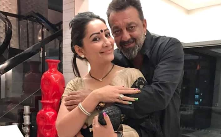 शुरूआत करते हैं बॉलीवुड एक्टर संजय दत्त (Sanjay Dutt) से. इन्होंने साल 2008 में मान्यता दत्त (Manyata Dutt) से तीसरी शादी की थी और इन दोनों की उम्र में लगभग 19 सालों का फासला है.