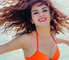 ਆਫ ਸ਼ੋਲਡਰ ਵ੍ਹਾਈਟ ਆਊਟਫਿਟ 'ਚ Avneet Kaur ਲੱਗੀ ਪਰੀ ਵਰਗੀ ਖੂਬਸੂਰਤ, ਰੈੱਡ ਲਿਪਸਟਿਕ ਨੇ ਲੁੱਕ 'ਚ ਲਾਏ ਚਾਰ ਚੰਦ