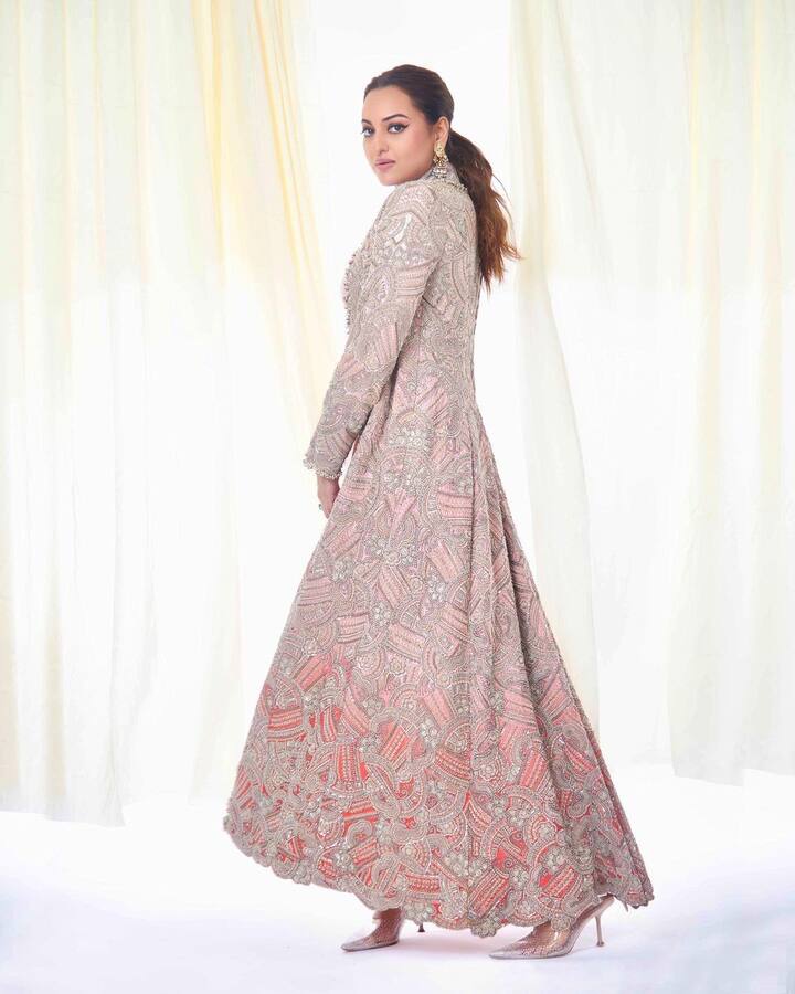 सोनाक्षीचे चाहते जगाच्या कानाकोपऱ्यात आहेत, जे तिची एक झलक पाहण्यासाठी आतुर असतात. अभिनेत्री देखील तिच्या चाहत्यांशी कनेक्ट राहण्याची एकही संधी सोडत नाही.(फोटो:aslisona/ig)