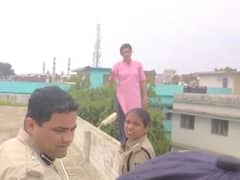 In Pics : सागर में बैग गुम होने से नाराज हुई कॉलेज की छात्रा, तीसरी मंजिल पर चढ़कर देने लगी आत्महत्या की धमकी, पुलिस ने ऐसे मनाया