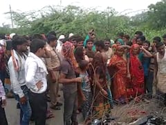 Firozabad Road Accident: फिरोजाबाद में गाड़ी ने बाइक को टक्कर मारी, हादसे में दो की मौत, आक्रोशित लोगों ने लगाया जाम